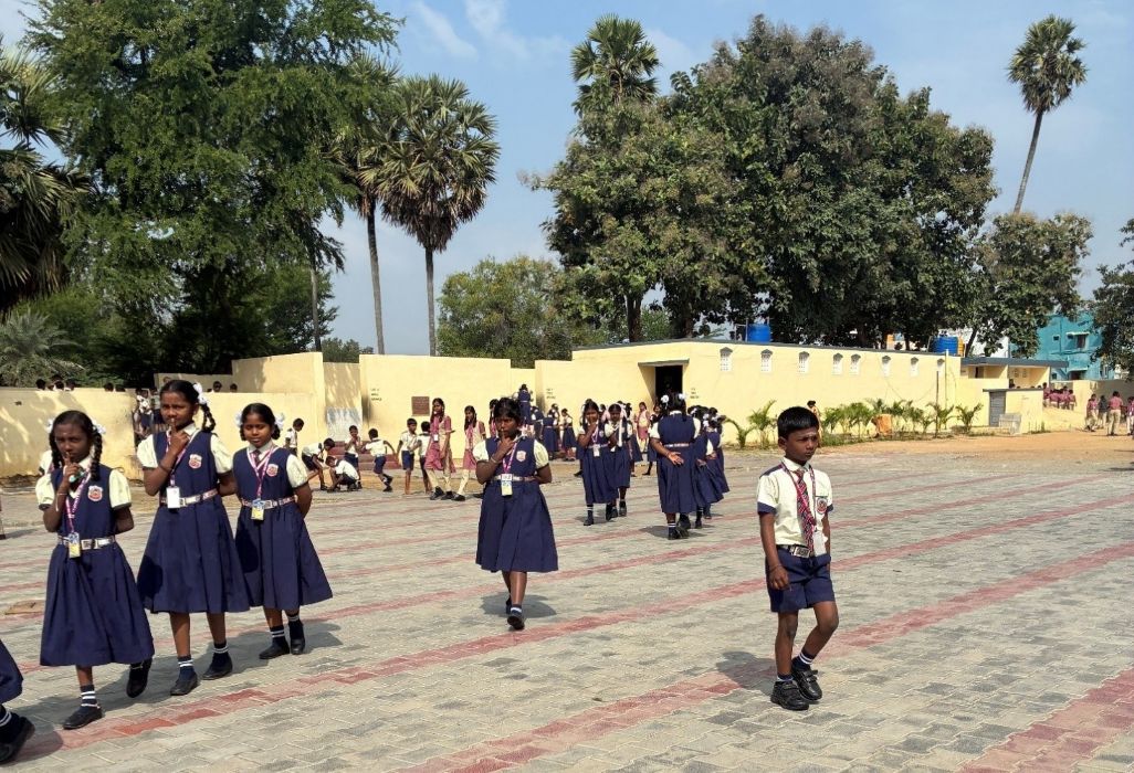 walajabad rijen meisjes 700.jpg