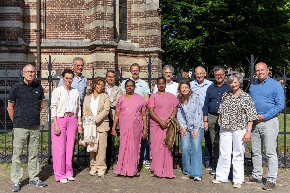 zusters op bezoek voor website.jpg
